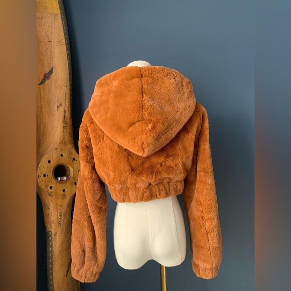 Urban Outfitters faux fur crop jacket. Size XS - Picture 2 of 9
